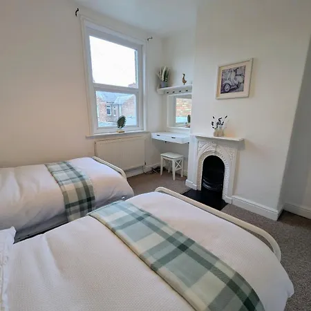 Feriehus The Heritage Hideaway - King Bed, Free Parking, Walk To C-centre & Hospital York