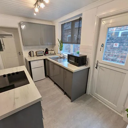 The Heritage Hideaway - King Bed, Free Parking, Walk To C-centre & Hospital * York