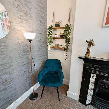 The Heritage Hideaway - King Bed, Free Parking, Walk To C-centre & Hospital Feriehus York