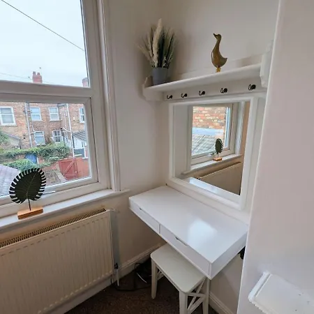 The Heritage Hideaway - King Bed, Free Parking, Walk To C-centre & Hospital * 요크