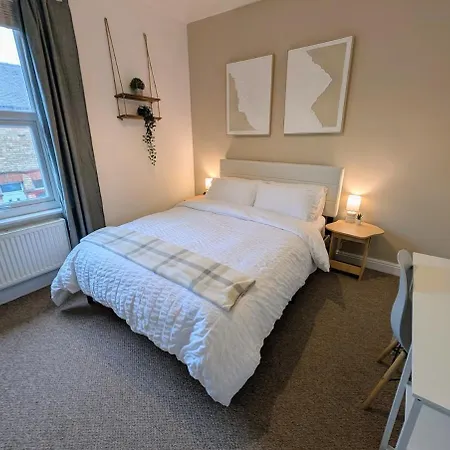 The Heritage Hideaway - King Bed, Free Parking, Walk To C-centre & Hospital Feriehus *