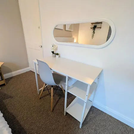 The Heritage Hideaway - King Bed, Free Parking, Walk To C-centre & Hospital Feriehus