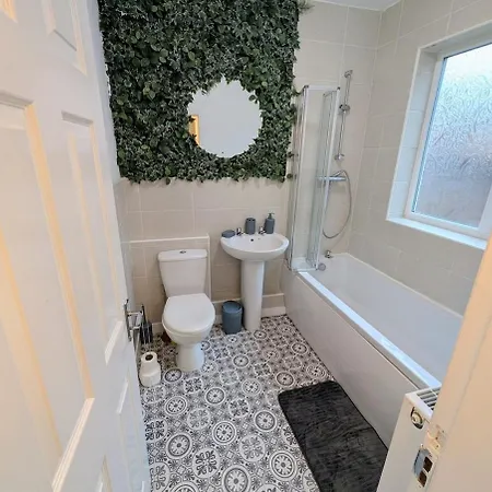 The Heritage Hideaway - King Bed, Free Parking, Walk To C-centre & Hospital بيت للعطل يورك