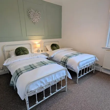 The Heritage Hideaway - King Bed, Free Parking, Walk To C-centre & Hospital Feriehus York