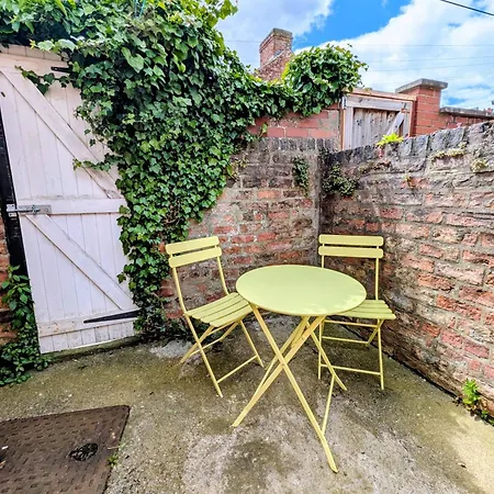 The Heritage Hideaway - King Bed, Free Parking, Walk To C-centre & Hospital Feriehus *