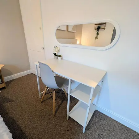 The Heritage Hideaway - King Bed, Free Parking, Walk To C-centre & Hospital Feriehus York