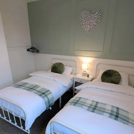 The Heritage Hideaway - King Bed, Free Parking, Walk To C-centre & Hospital Feriehus
