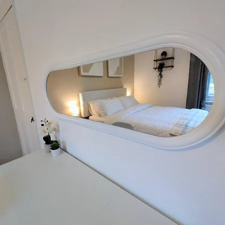 The Heritage Hideaway - King Bed, Free Parking, Walk To C-centre & Hospital York