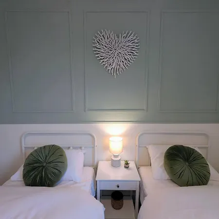 Feriehus The Heritage Hideaway - King Bed, Free Parking, Walk To C-centre & Hospital