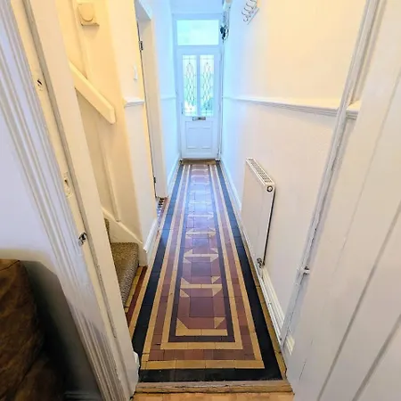 The Heritage Hideaway - King Bed, Free Parking, Walk To C-centre & Hospital Feriehus York