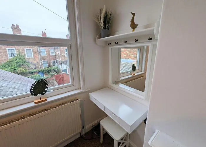 The Heritage Hideaway - King Bed, Free Parking, Walk To C-centre & Hospital * York