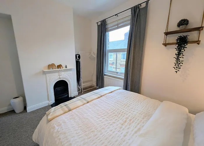 The Heritage Hideaway - King Bed, Free Parking, Walk To C-centre & Hospital Tatil Evi York