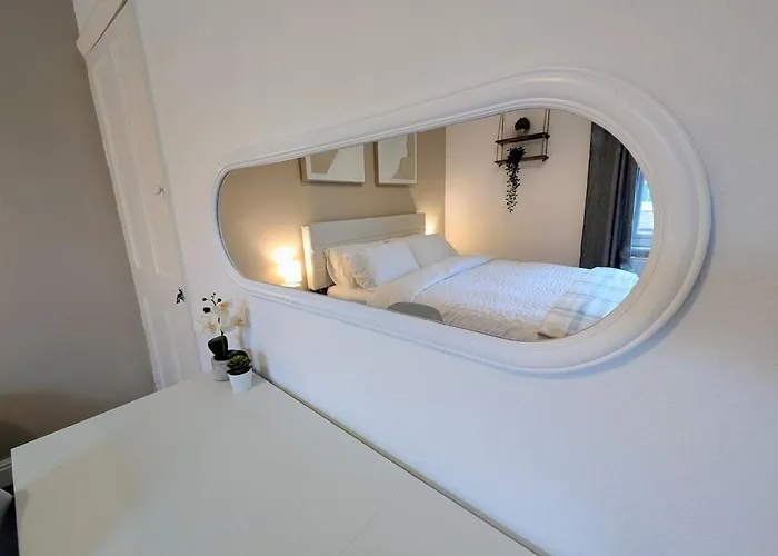 The Heritage Hideaway - King Bed, Free Parking, Walk To C-centre & Hospital *