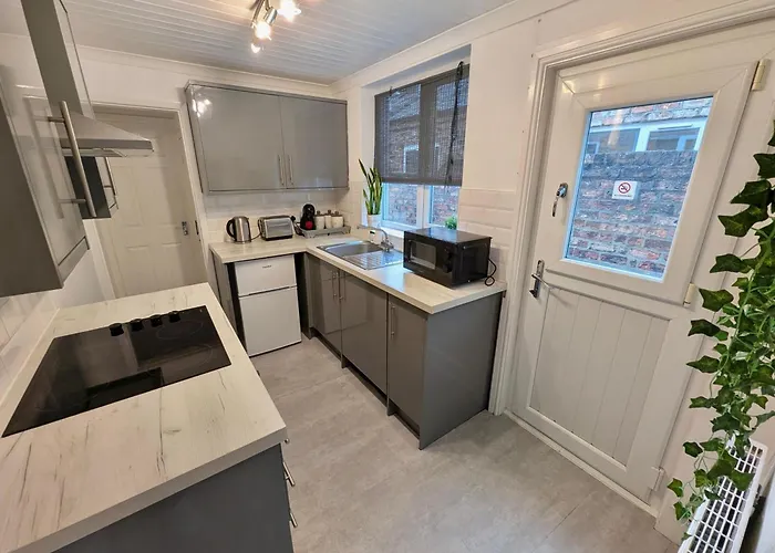 The Heritage Hideaway - King Bed, Free Parking, Walk To C-centre & Hospital * York