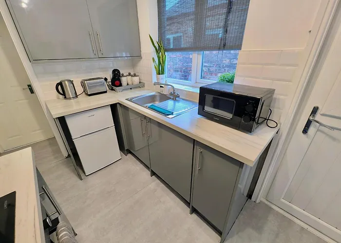 The Heritage Hideaway - King Bed, Free Parking, Walk To C-centre & Hospital *