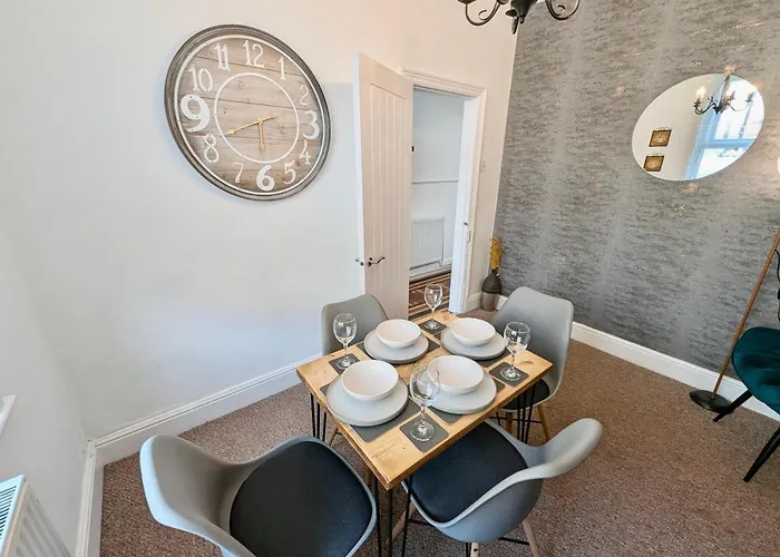 The Heritage Hideaway - King Bed, Free Parking, Walk To C-centre & Hospital *