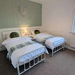 Dom wakacyjny The Heritage Hideaway - King Bed, Free Parking, Walk To C-centre & Hospital *