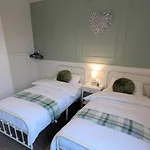 The Heritage Hideaway - King Bed, Free Parking, Walk To C-centre & Hospital York