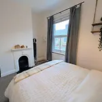 The Heritage Hideaway - King Bed, Free Parking, Walk To C-centre & Hospital Dom wakacyjny York