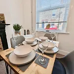 The Heritage Hideaway - King Bed, Free Parking, Walk To C-centre & Hospital
