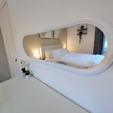 The Heritage Hideaway - King Bed, Free Parking, Walk To C-centre & Hospital *