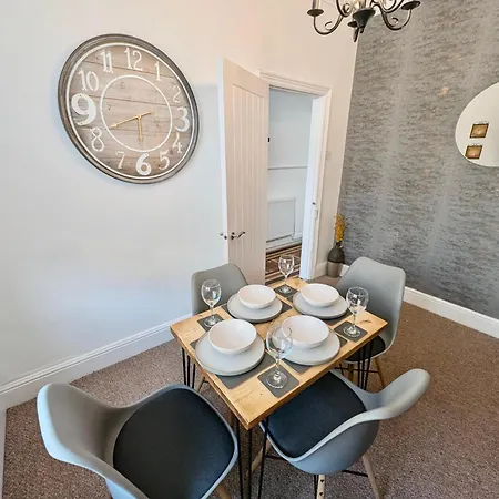 The Heritage Hideaway - King Bed, Free Parking, Walk To C-centre & Hospital *